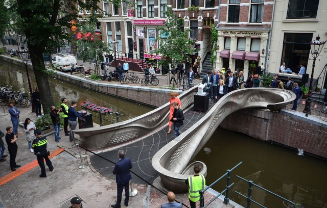 Στο Αμστερνταμ η πρώτη ατσάλινη γέφυρα στον κόσμο από 3D εκτυπωτή 